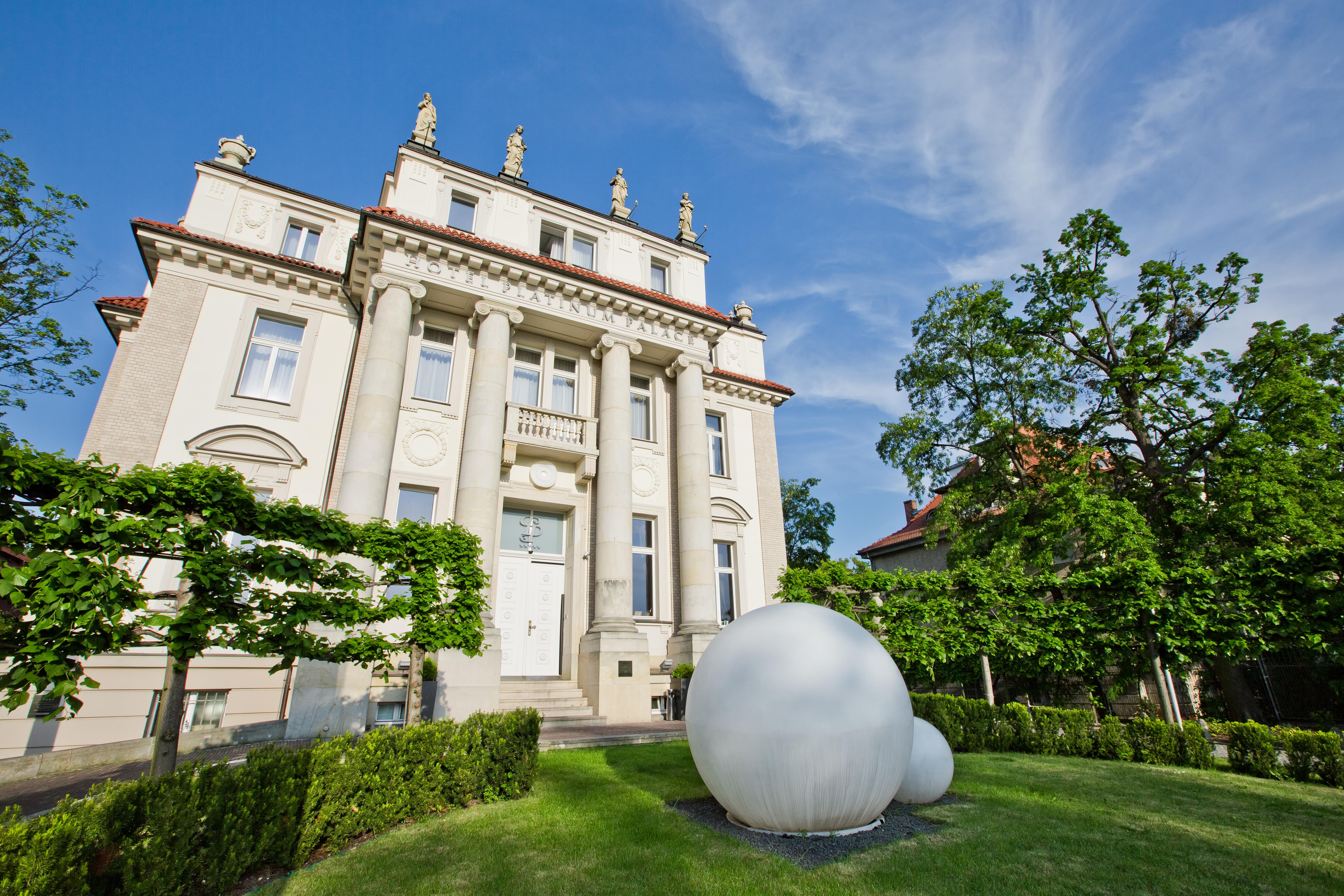 Platinum Palace Boutique Hotel & Spa Wroclaw Luaran gambar The main building of the university