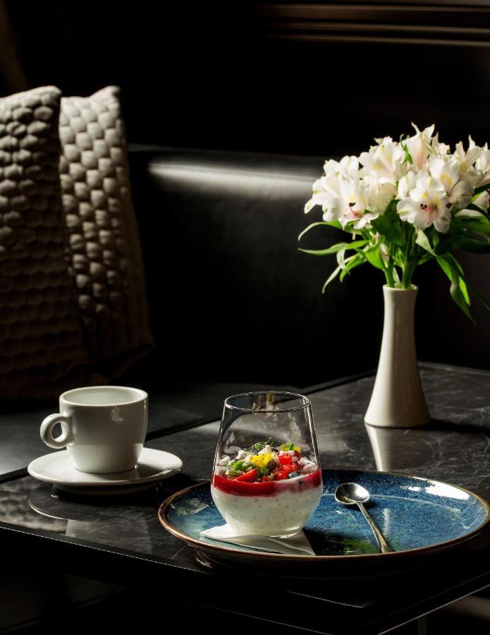 Platinum Palace Boutique Hotel & Spa Wroclaw Luaran gambar A cup of coffee and a vase of flowers