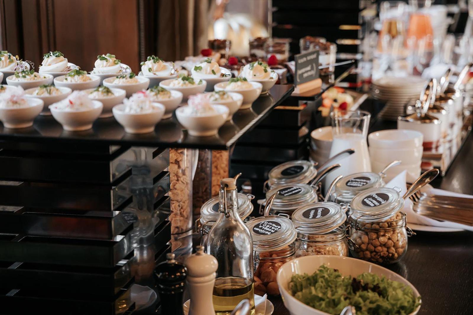 Platinum Palace Boutique Hotel & Spa Wroclaw Luaran gambar A buffet at a restaurant