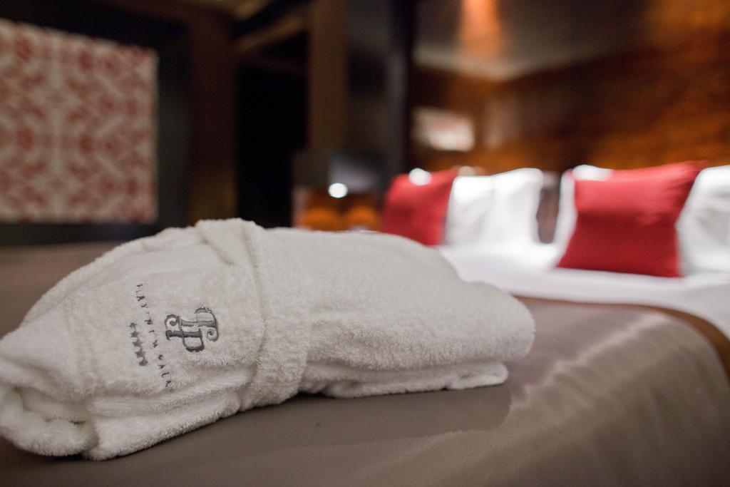 Platinum Palace Boutique Hotel & Spa Wroclaw Luaran gambar A folded bathrobe